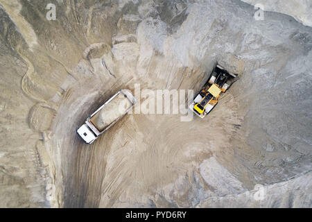 Gros chargeur sur roues lourd chargement du sable dans dump truck dans bac à sable. Concept de machines industrielles lourdes Banque D'Images