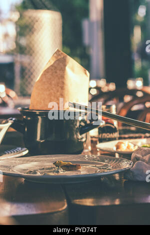 Les restes, les assiettes vides et les verres sales et les plats au restaurant après le dîner Banque D'Images