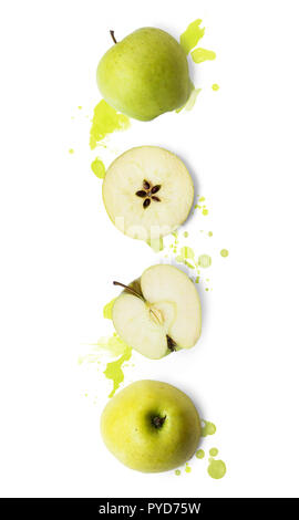 Les tranches de pomme verte sur fond blanc avec des touches d'aquarelle ; fond de Fruits Banque D'Images