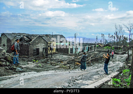 Le lendemain de l'éruption volcanique du Mont Merapi en 2010 sur le village de Pakem près de Merapi à Java en Indonésie Banque D'Images