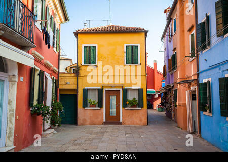 Burano, Italie - Octobre 2018 : Vue de la maisons aux couleurs lumineuses à Burano Banque D'Images