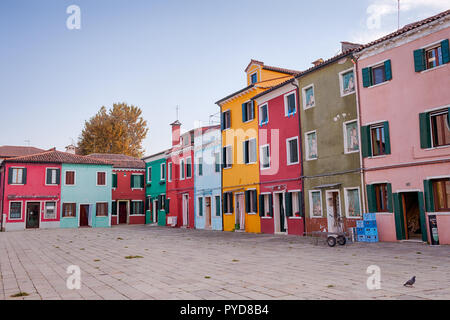 Burano, Italie - Octobre 2018 : Les maisons de pêcheurs en Burano par temps clair Banque D'Images