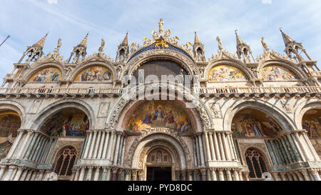 À la recherche jusqu'à la façade de la Basilique Saint Marc à Venise, Italie Banque D'Images