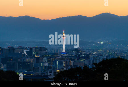 Vue sur la ville de Kyoto au coucher du soleil, avec la tour de Kyoto Banque D'Images