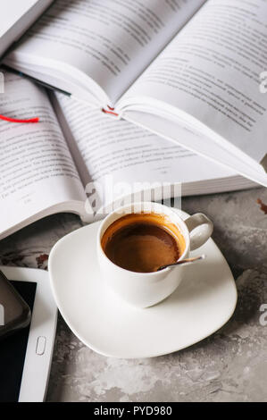 Groupe d'ouvrir des livres, tasse de café, une tablette et smartphone sur un Banque D'Images