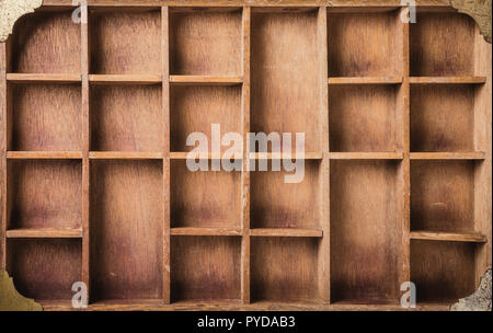 Boîte en bois avec des compartiments vides Banque D'Images