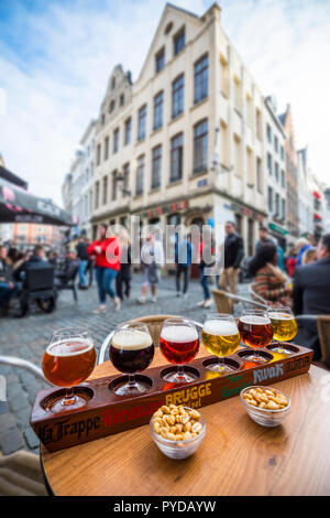Divers dégustation bière sur plaque de bois en Brusseles Banque D'Images
