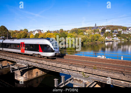 La ville de Wetter sur la rivière Ruhr, lac Harkort, train local sur le pont, de l'Allemagne. Stadt Wetter an der Ruhr, der Harkortsee, Nahverkehrszug auf Brue Banque D'Images