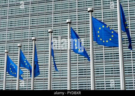 Belgique : drapeaux européens devant la Commission européenne à Bruxelles. Photo de 12. Août 2017. Dans le monde d'utilisation | Banque D'Images