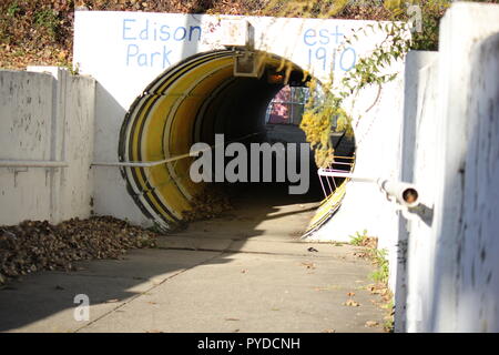 Le vélo et piétons tunnel sous la voie ferrée Metra comme un passage sûr pour les enfants et les adultes. Banque D'Images