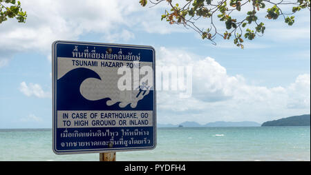 Zone de danger Tsunami signe avec plage et îles dans l'arrière-plan Banque D'Images