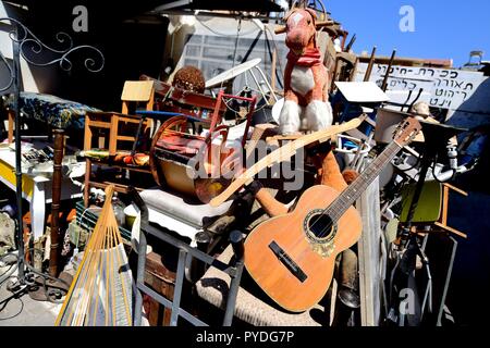 Une guitare, un cheval à bascule et d'autres pièces de mobilier dans la cour d'un commerçant à proximité de la vieille ville à Tel Aviv-Jaffa (Israël), le 23 septembre 2018. Dans le monde d'utilisation | Banque D'Images