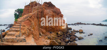 Merissa, Sri Lanka, Perroquet Rоck. D'énormes blocs rocheux sur la plage. Banque D'Images
