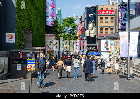 Rues de Gangnam à Séoul, Corée du Sud, occupé avec les consommateurs et les touristes. Banque D'Images