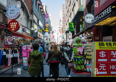 Rues de Gangnam à Séoul, Corée du Sud, occupé avec les consommateurs et les touristes. Banque D'Images