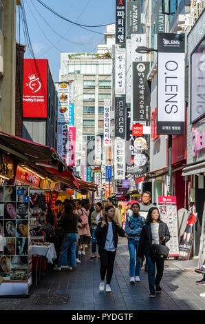 Rues de Gangnam à Séoul, Corée du Sud, occupé avec les consommateurs et les touristes. Banque D'Images