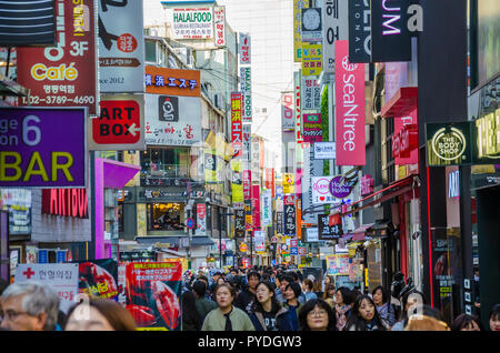 Rues de Gangnam à Séoul, Corée du Sud, occupé avec les consommateurs et les touristes. Banque D'Images