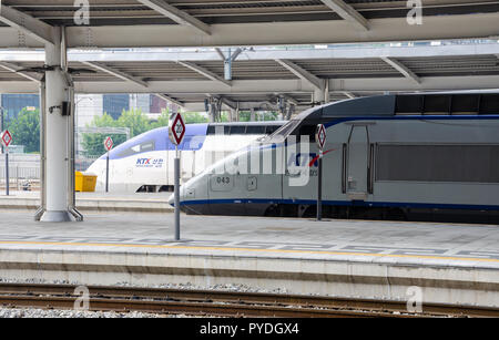 Les trains KTX, la Corée est rapide, express trains inter-villes s'asseoir et d'attendre de s'écarter de la gare de Séoul à Séoul, Corée du Sud. Banque D'Images