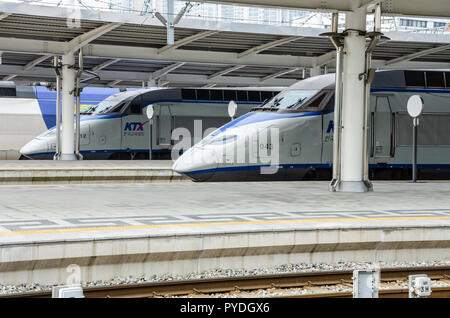 Les trains KTX, la Corée est rapide, express trains inter-villes s'asseoir et d'attendre de s'écarter de la gare de Séoul à Séoul, Corée du Sud. Banque D'Images