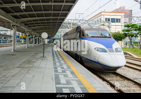 Les trains KTX, la Corée est rapide, express trains inter-villes s'asseoir et d'attendre de s'écarter de la gare de Séoul à Séoul, Corée du Sud. Banque D'Images