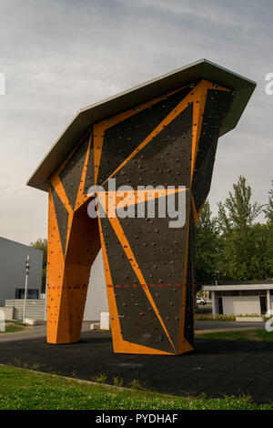 Blocs d'escalade en plein air mur d'escalade placé à l'arche de sport, parque desportivo da rodovia, Braga ville du Portugal Banque D'Images