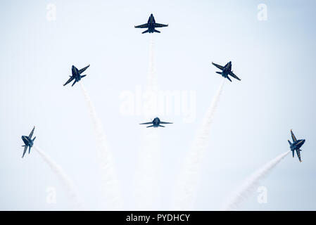 Blue Angels de la Marine américaine l'exécution de la Fleur-de-lis manœuvre de voltige Banque D'Images