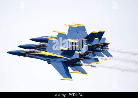 Blue Angels de la Marine américaine d'effectuer la manoeuvre Parade Echelon Banque D'Images