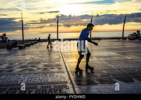 Les patins à roulettes sur la célèbre comédie tapis à Blackpool Lancashire Royaume-uni. Banque D'Images