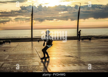 Les patins à roulettes sur la célèbre comédie tapis à Blackpool Lancashire Royaume-uni. Banque D'Images