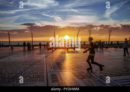 Les patins à roulettes sur la célèbre comédie tapis à Blackpool Lancashire Royaume-uni. Banque D'Images