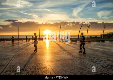 Les patins à roulettes sur la célèbre comédie tapis à Blackpool Lancashire Royaume-uni. Banque D'Images