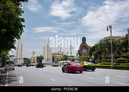 Les thaïs conduire le véhicule et moto ride avec le trafic sur la rue Ratchadamnoen Road voir le Monument de la démocratie le 18 septembre 2018 à Bangkok, Tha Banque D'Images