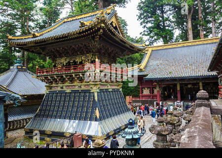 Nikko, JAPON - 15 octobre 2018 : les touristes visite du temple Nikko Toshogu à Nikko à l'automne, le Japon. Banque D'Images