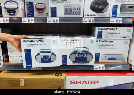 Appareils électriques dans un supermarché Kaufland Banque D'Images