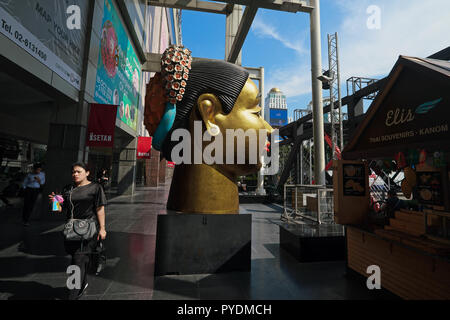 Sculpture d'un Indien (Hindou) tête de la femme, placée à l'extérieur de magasin CentralWorld au Siam Square soi 2 / domaine de Bangkok, Thaïlande Banque D'Images