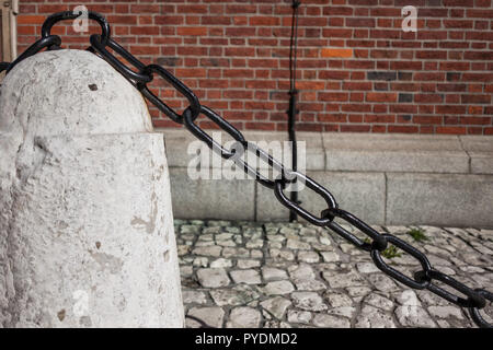 Chaîne en métal noir avec de gros liens en face de l'église Sainte Marie dans la vieille ville de Cracovie en Pologne. Banque D'Images