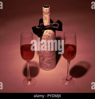 Décoration de fête bouteille de vin et deux verres Banque D'Images