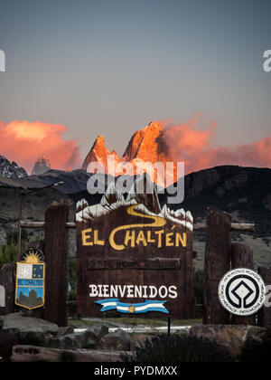 Coucher de soleil au Mont Fitz Roy de El Chalten en Patagonie argentine. Parc national des Glaciers avec le détail de l'affiche de bienvenue Banque D'Images