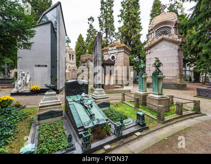 Tombes et cryptes de la famille au cimetière monumental de Milan Banque D'Images