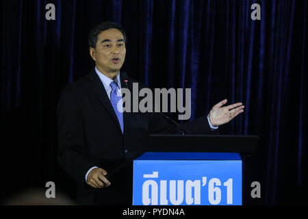 La Thaïlande. 26Th Oct, 2018. Leader démocrate sortant Abhisit Vejjajiva prend part à un débat à la fête du bureau à Bangkok avant de la mise en candidature chef du parti doit se tenir au début du mois prochain. Parti démocrate est une partie principale de la Thaïlande, la Thaïlande générale censée avoir lieu le 24 février, 2019. Credit : Seksan Roj/Pacific Press/Alamy Live News Banque D'Images