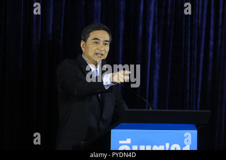 La Thaïlande. 26Th Oct, 2018. Leader démocrate sortant Abhisit Vejjajiva prend part à un débat à la fête du bureau à Bangkok avant de la mise en candidature chef du parti doit se tenir au début du mois prochain. Parti démocrate est une partie principale de la Thaïlande, la Thaïlande générale censée avoir lieu le 24 février, 2019. Credit : Seksan Roj/Pacific Press/Alamy Live News Banque D'Images