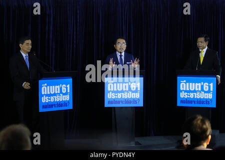 La Thaïlande. 26Th Oct, 2018. 3 candidat d'être un nouveau chef du Parti démocrate, Abhisit Vejjajiva leader démocrate sortant, ancien député démocrate Phitsanulok Warong Dechgitvigrom, et ex-chef adjoint Alongkorn Ponlaboot participer à un débat à la fête du bureau à Bangkok avant de la mise en candidature chef du parti doit se tenir au début du mois prochain. Credit : Seksan Roj/Pacific Press/Alamy Live News Banque D'Images