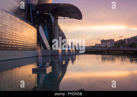 Détail de Musée Guggenheim de Bilbao dans le Pays Basque, coucher de Sapin Banque D'Images