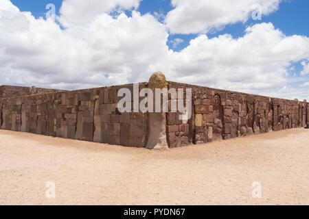 Détail du Mur en ruines Tiwanaco près de La Paz en Bolivie. Culture et archéologie Banque D'Images