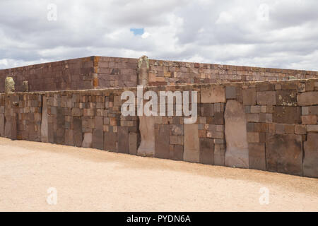 Détail du Mur en ruines Tiwanaco près de La Paz en Bolivie. Culture et archéologie Banque D'Images