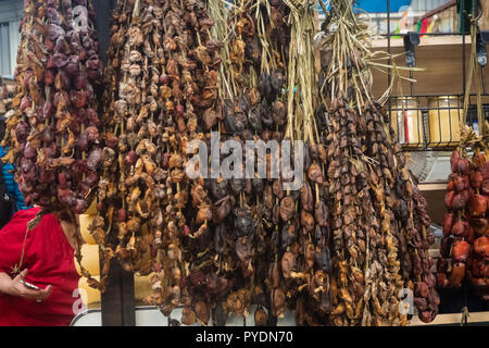 Les moules à sec dans un marché dans l'île de Chiloé, la ville de Castro. La nourriture typique de la Patagonie, au Chili. Banque D'Images