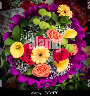 Roses et marguerites élégant dans un bouquet de fleurs de la mariée, clorful Banque D'Images