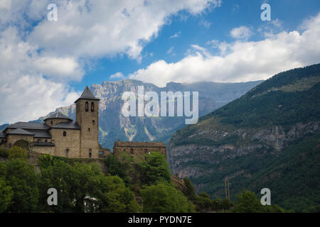 Torla Ordesa, église avec les montagnes au fond, Pyrinees Espagne Banque D'Images