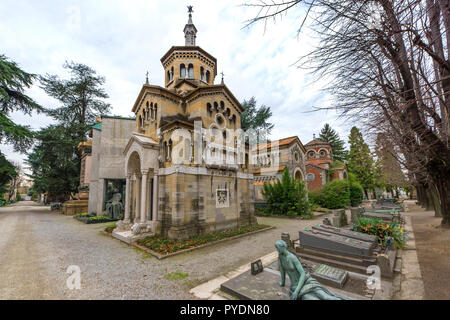 Tombes et cryptes de la famille au cimetière monumental de Milan Banque D'Images