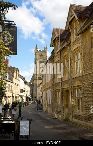 Voir à la rue Black Jack jusqu'à l'église de St Jean le Baptiste, Cirencester, Gloucestershire, Angleterre Banque D'Images